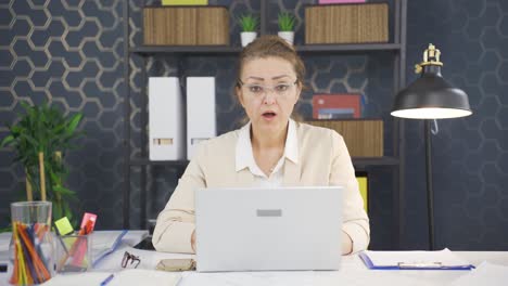 Business-woman-looking-at-camera-with-wow-expression.