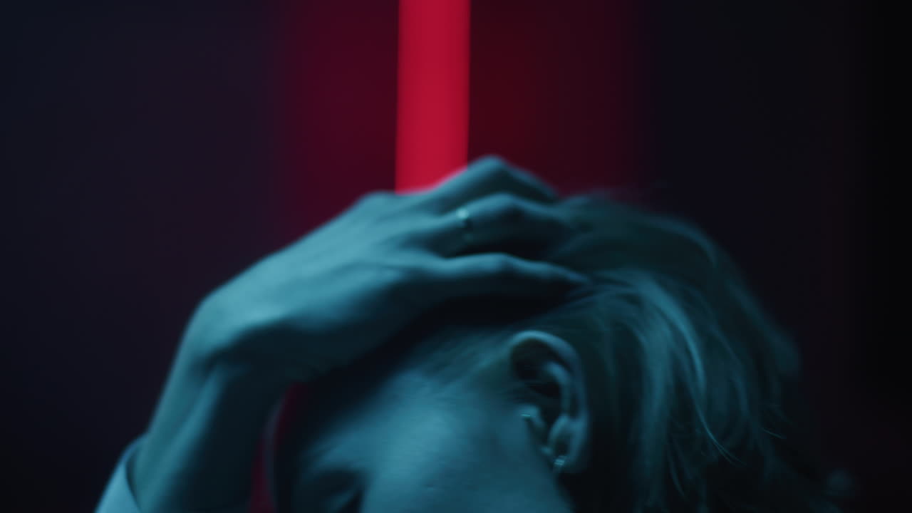 mujer con luz de neón