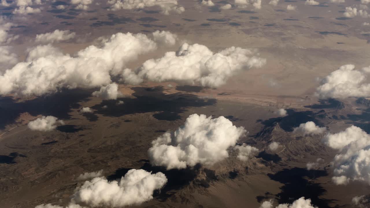 vista aérea desde un avión del paisaje montañoso cubierto de nieve de irán en el medio oriente