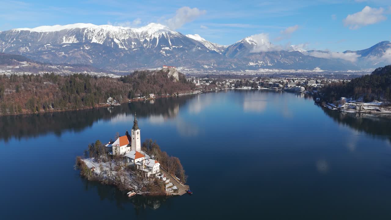 Vista aerea panoramica dall'alto del lago di Bled in inverno, con l'isolotto, la chiesa e il castello