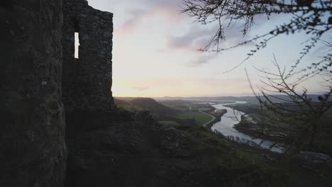 Río-Tay-Visto-Desde-El-Castillo-De-Kinnoull-Hill-En-Perth,-Escocia,-Al-Amanecer.