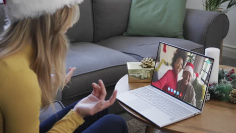 Verschiedene-Mutter,-Tochter-Und-Freundin-Mit-Weihnachtlichem-Laptop-Videoanruf,-Zeitlupe