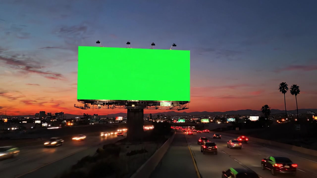 Valla publicitaria con pantalla verde al atardecer y de noche: Un viaje cautivador por la autopista iluminada por vehículos y los colores del cielo