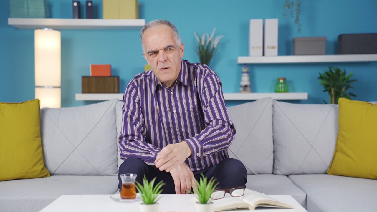 Old man with offensive bad odor at home.