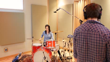 Banda-De-Música-Tocando-En-Un-Estudio