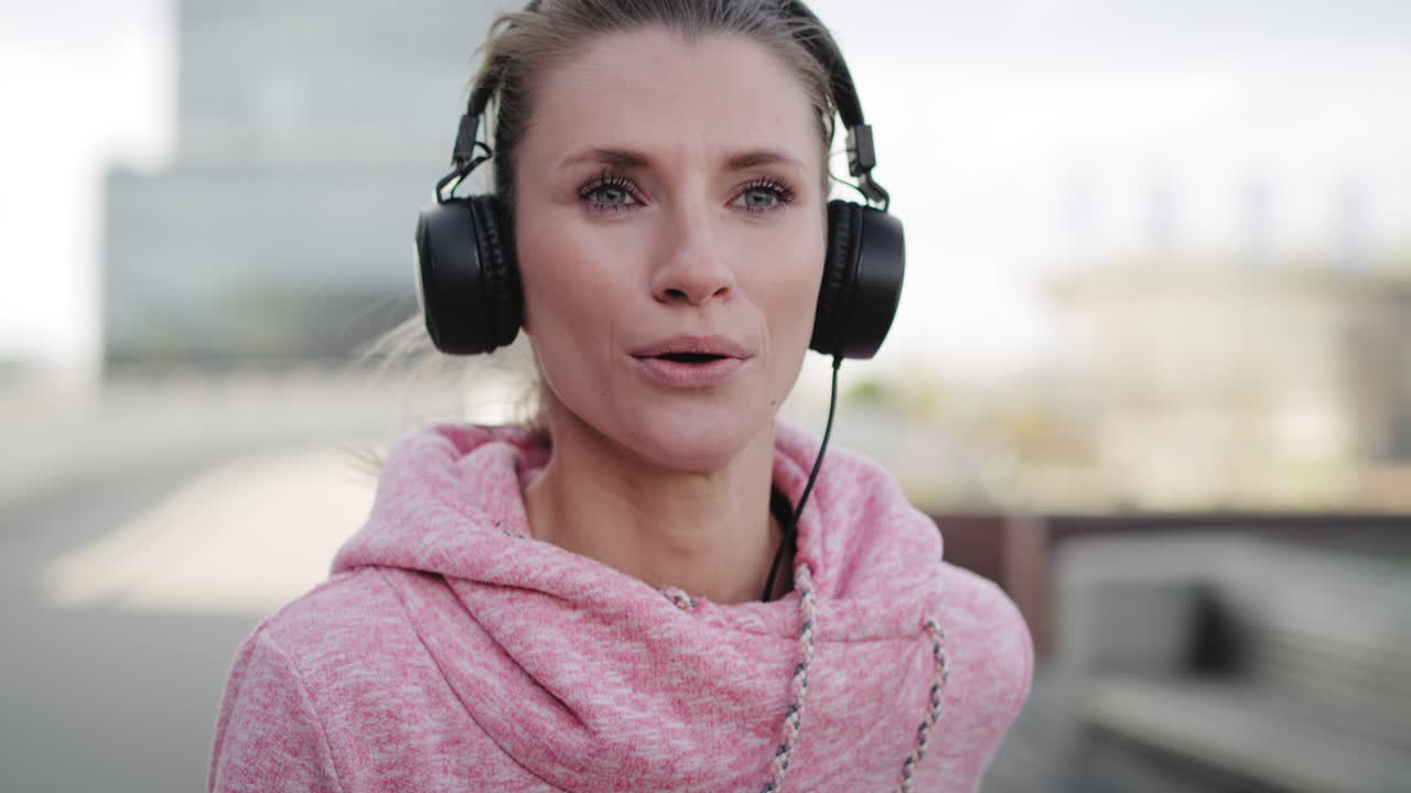 vista frontal de una mujer corriendo en la ciudad
