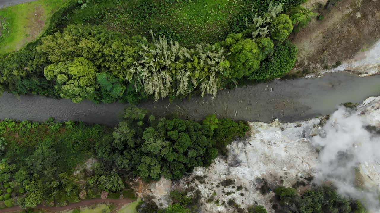 imágenes aéreas verticales de 4k de un manantial de agua caliente en la ciudad de furnas en la isla de são miguel, azores, portugal