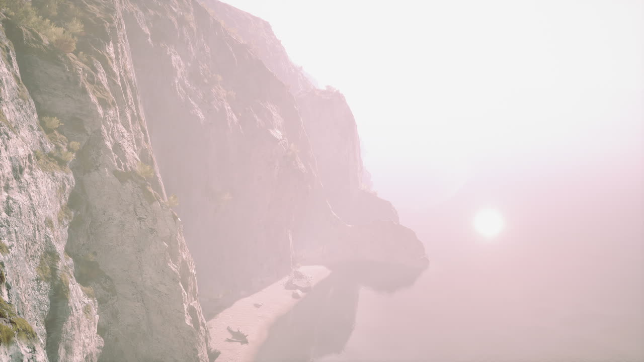 산 절벽 이 있는 안개 가 가득 한 해안선