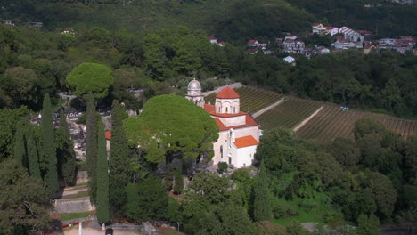 Vista-Aérea-Del-Monasterio-De-Savina-Y-Viñedos-En-Las-Colinas-De-Herceg-Novi-Montenegro.