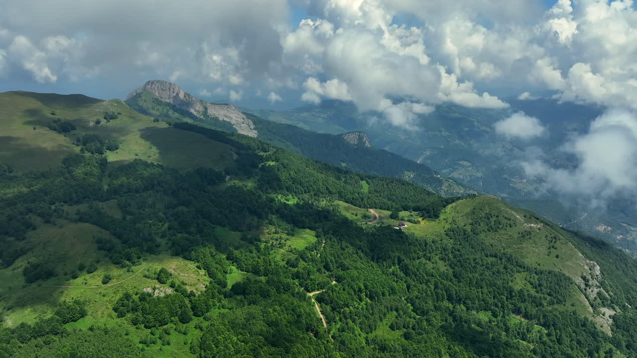 una vista panorámica de los verdes picos de las montañas