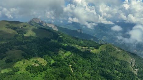 a panoramic view of the green mountain peaks