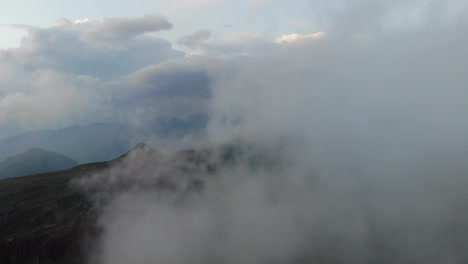clip aéreo de un día nublado en el paisaje de los prealpes de maniva, lombardia, italia-2