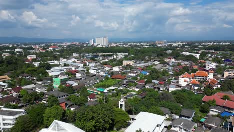 Muy-Por-Encima-Del-Vuelo-Aéreo-De-Drones-Sobre-Casas-Suburbanas-En-El-Sudeste-Asiático