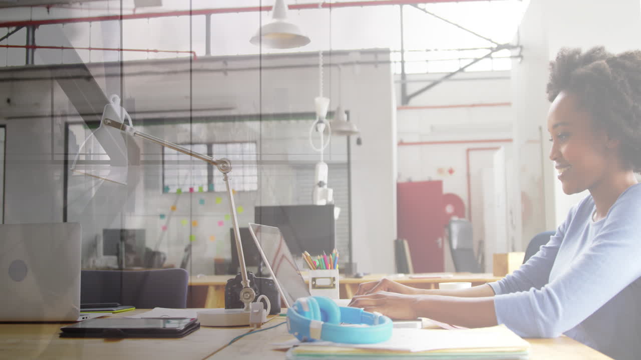 анимация различных бизнесменов в офисе над городским пейзажем