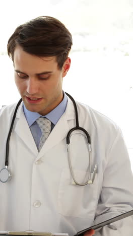 equipo médico feliz hablando