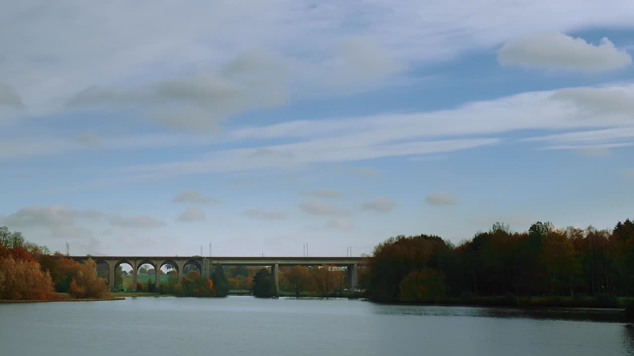 호수와 철교 위의 카메라 팬으로 저속 촬영