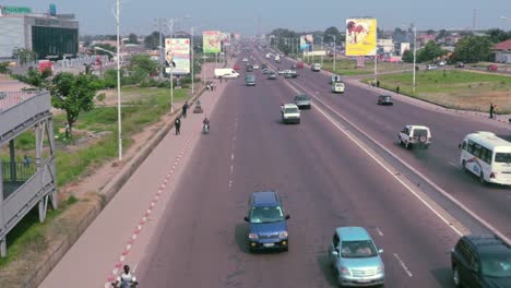 Tráfico-Por-La-Tarde-Del-Fin-De-Semana-En-El-Bulevar-Lumumba-En-Kinshasa---Congo-Drc