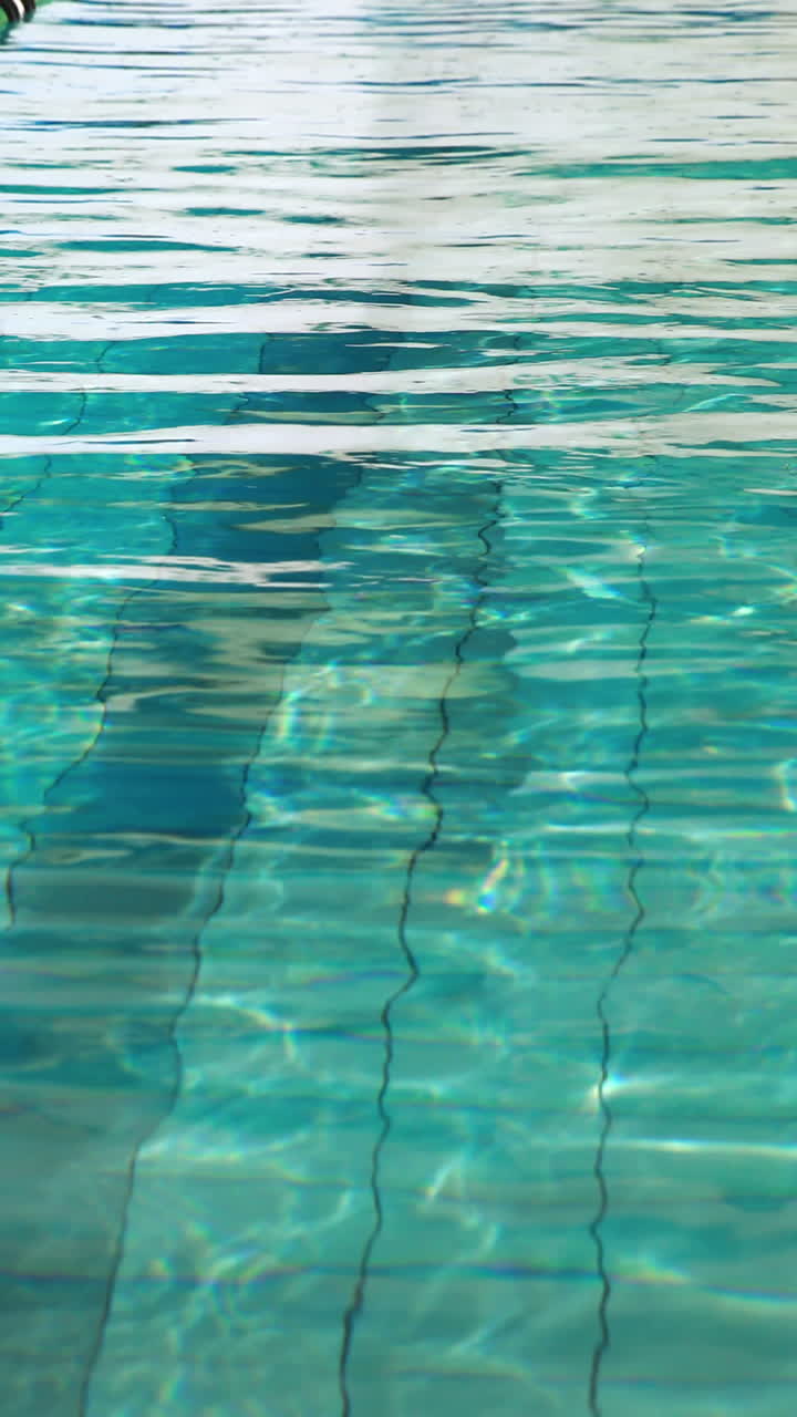 Video verticale di piscina con segnacorsie in un centro ricreativo
