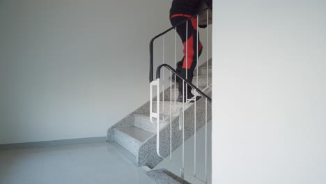 Mann-Trägt-Einen-Karton-Die-Treppe-Hinauf