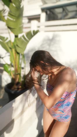 mujer en traje de baño al aire libre