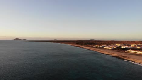 Luftaufnahme-Des-Sonnenuntergangs-Am-Abend-Der-Bikini-Strandküste-Mit-Der-Kapverdischen-Landschaft-Im-Hintergrund
