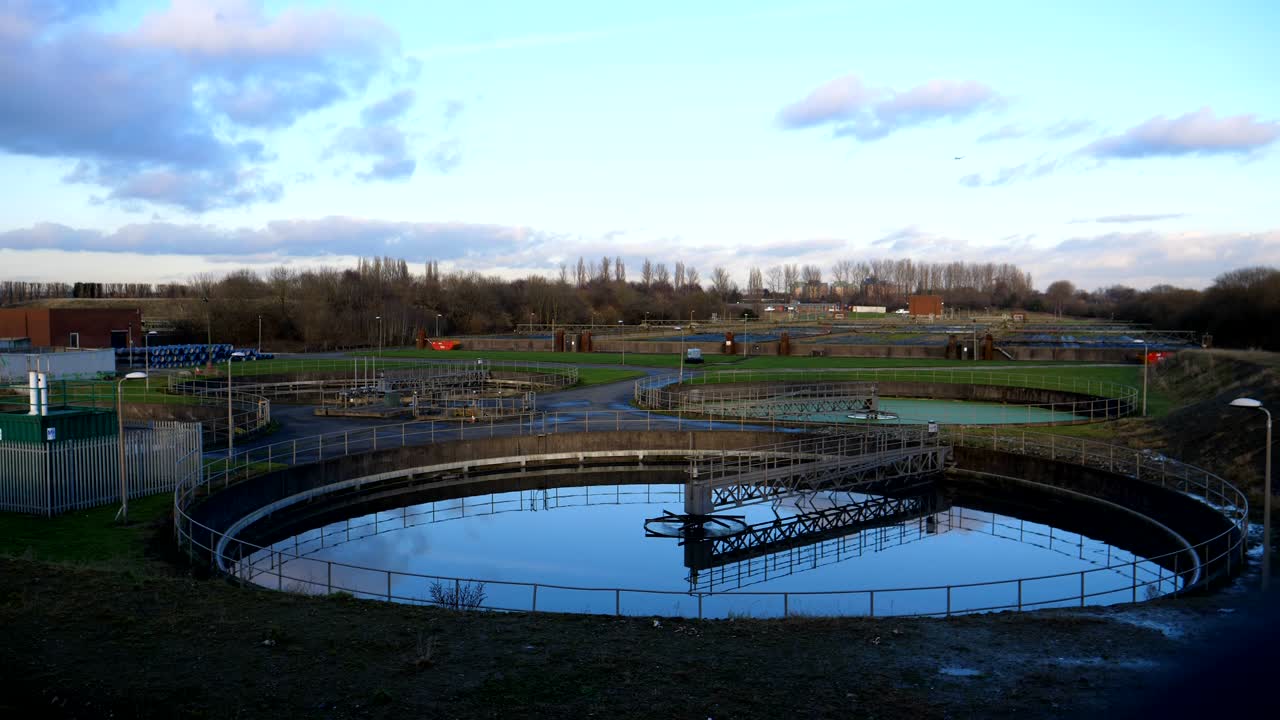 하수 처리 시설 위의 작은 항공기