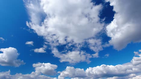 lapso de tiempo de enormes nubes rodando en el cielo