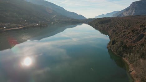 Aguas-Tranquilas-Con-Reflejo-Del-Sol-En-El-Lago-Cavedine-Durante-El-Soleado-Invierno-En-Trentino,-Italia