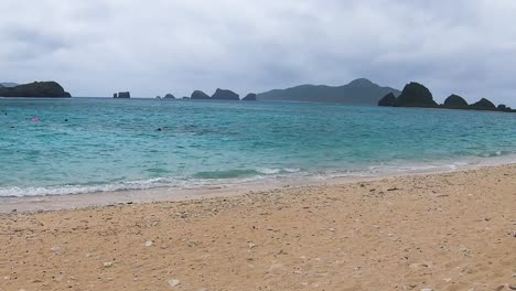 Playa-Tropical-Desierta-En-Un-Día-Nublado