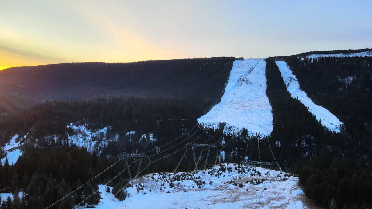electricidad en la naturaleza: la intersección de la transmisión de energía y la naturaleza en columbia británica, canadá