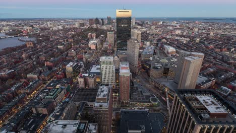 Hermoso-Lapso-De-Tiempo-De-Día-A-Noche-Del-Centro-De-Boston