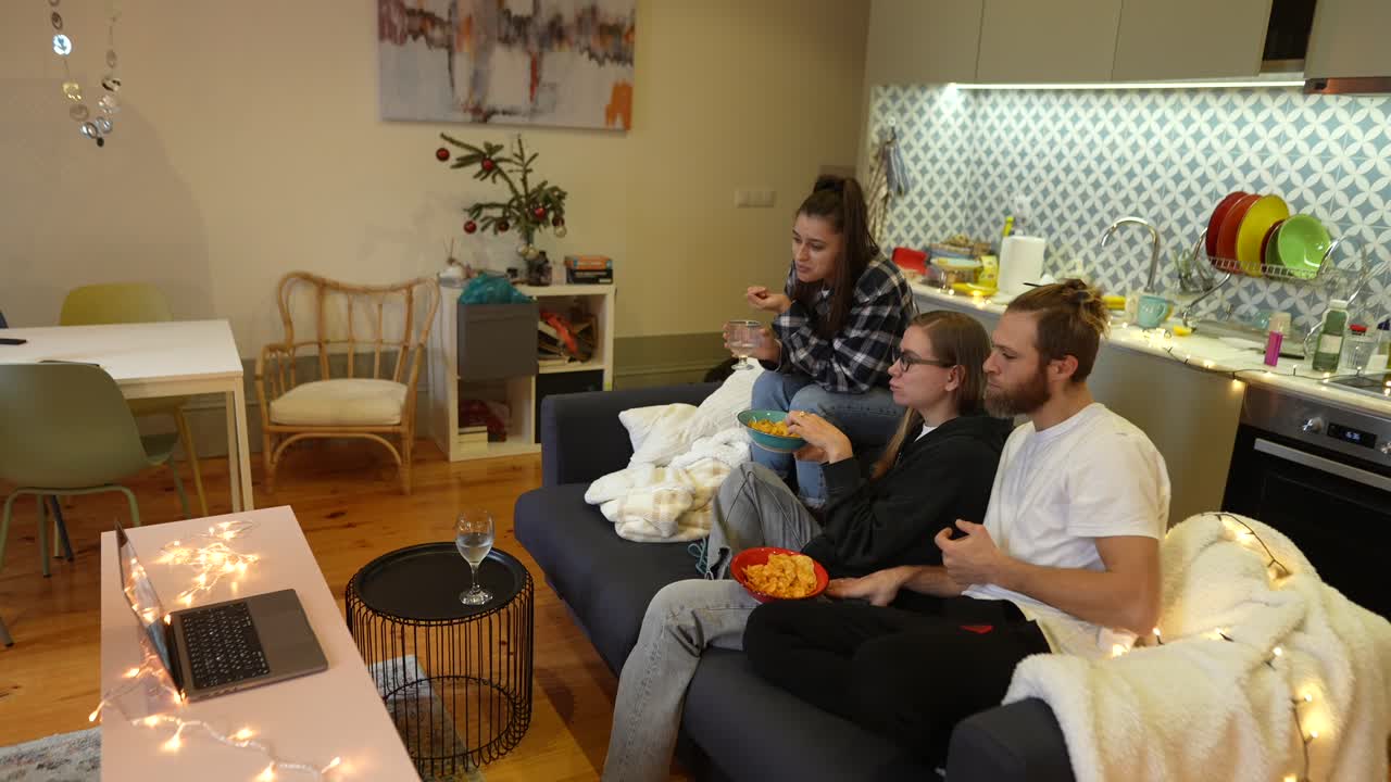 친구들이 집에서 영화를 보고 있습니다.