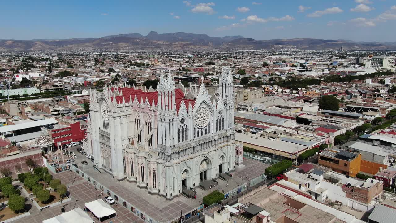tiro de drone do templo expiatório da catedral de león