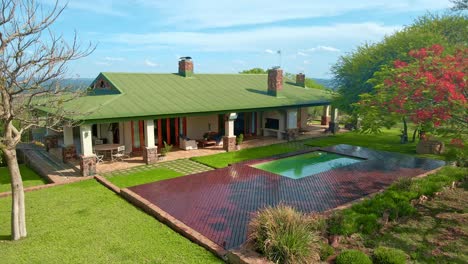 cinematográfico que establece una toma de avión no tripulado de la casa de la familia en las colinas de áfrica - propiedad privada , gaborone botswana