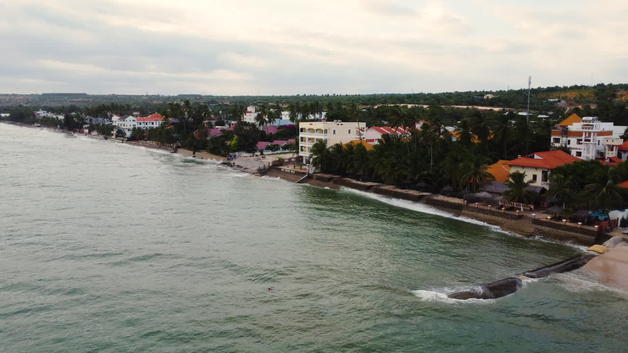 una playa perdida para siempre debido a los tifones, el cambio climático, el aumento de las aguas marinas y la construcción irresponsable de geotubos, el aumento de las aguas marinas, el cambio climático