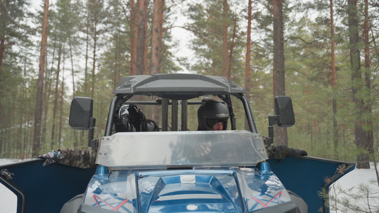 Due individui controllano attentamente l'ATV. Due persone stanno ispezionando con cura l'ATV per la sicurezza e le condizioni. I piloti conducono un'ispezione visiva dettagliata dell'ATV per garantirne il corretto funzionamento e la sicurezza.