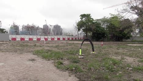 Pases-De-Puerta-De-Práctica-De-Drones-De-Carreras-Con-El-Horizonte-De-Hong-Kong-En-El-Horizonte