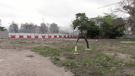 pases de puerta de práctica de drones de carreras con el horizonte de hong kong en el horizonte