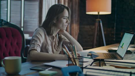 mujer de negocios reflexiva trabajando en una computadora portátil. mujer seria analizando datos