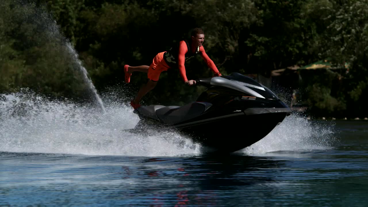 deportista montando en jet ski rápido. entrenamiento extremo de jinete acrobacia en jetski