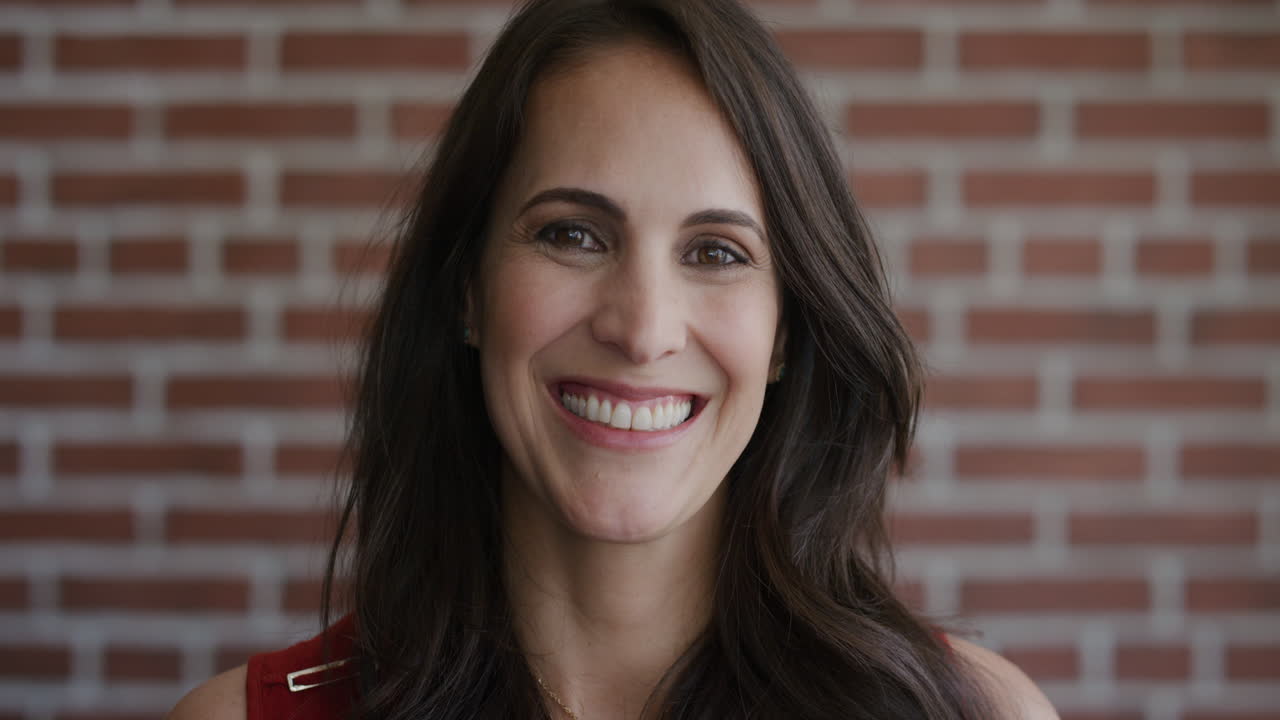 retrato de mujer madura feliz riendo disfrutando de un estilo de vida exitoso e independiente hermosa mujer caucásica en cámara lenta