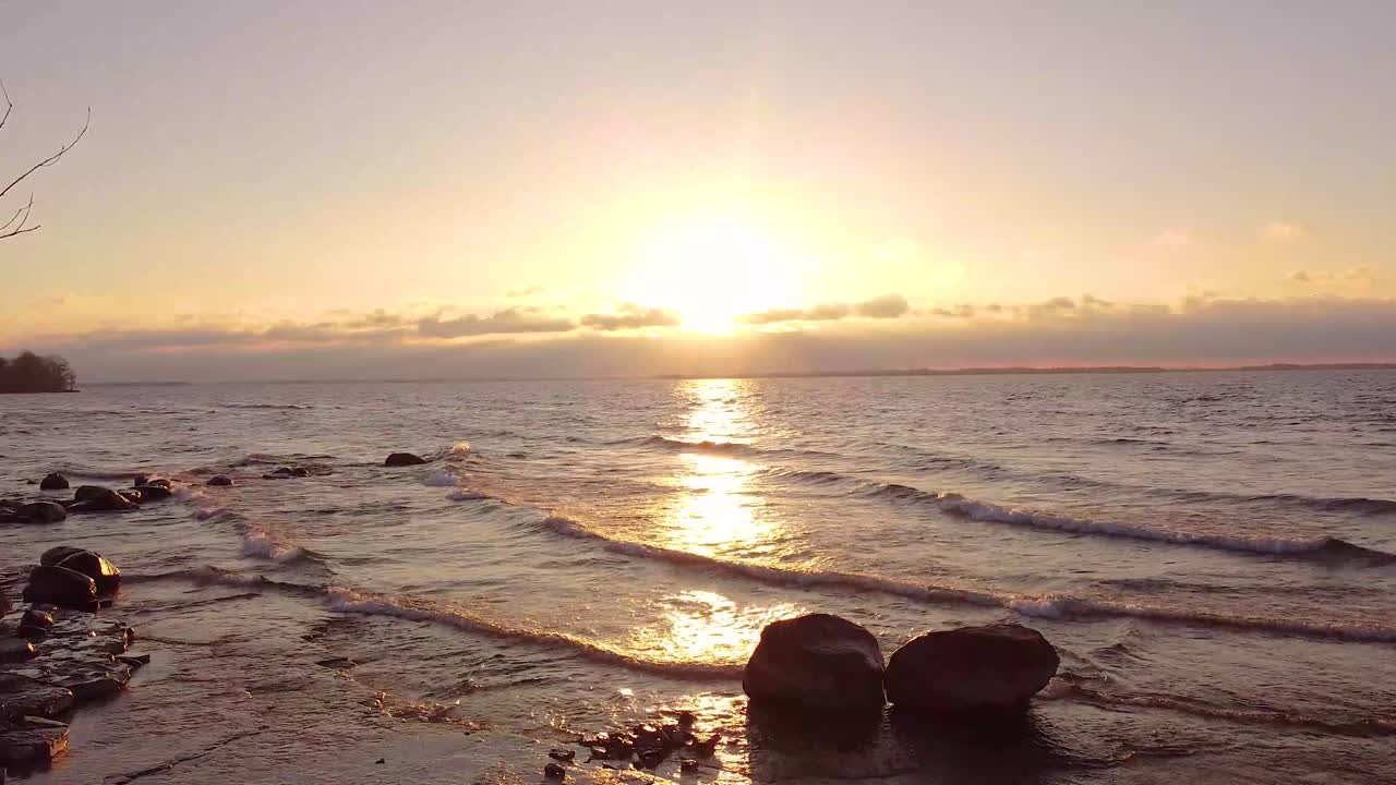 호수에서 일출을 향해 날아가는 공중