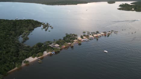 aerial sobre la isla de alter do chao love durante la temporada de lluvias en el estado de pará, brasil, la selva amazónica al atardecer