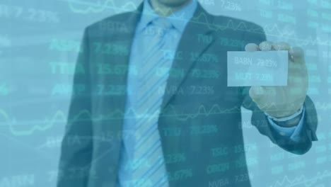 animación del procesamiento de datos del mercado de valores en la sección media del hombre de negocios que sostiene la tarjeta de visita.