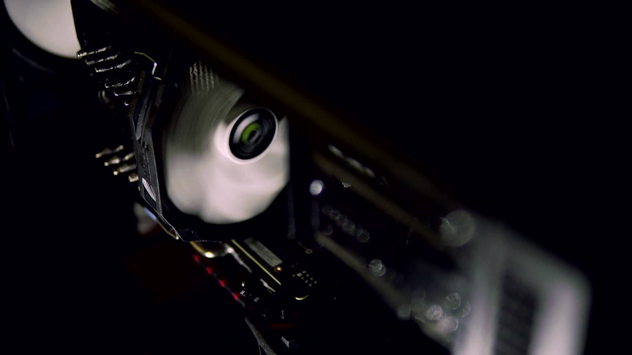 ventilador de computadora blanco enfriando computadora oscura con espacio de copia