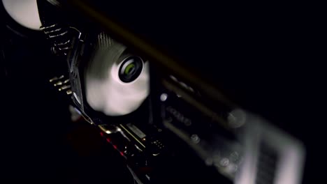 ventilador de computadora blanco enfriando computadora oscura con espacio de copia