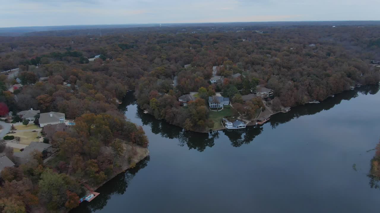 vista aérea de gran altitud de las casas de la orilla del lago
