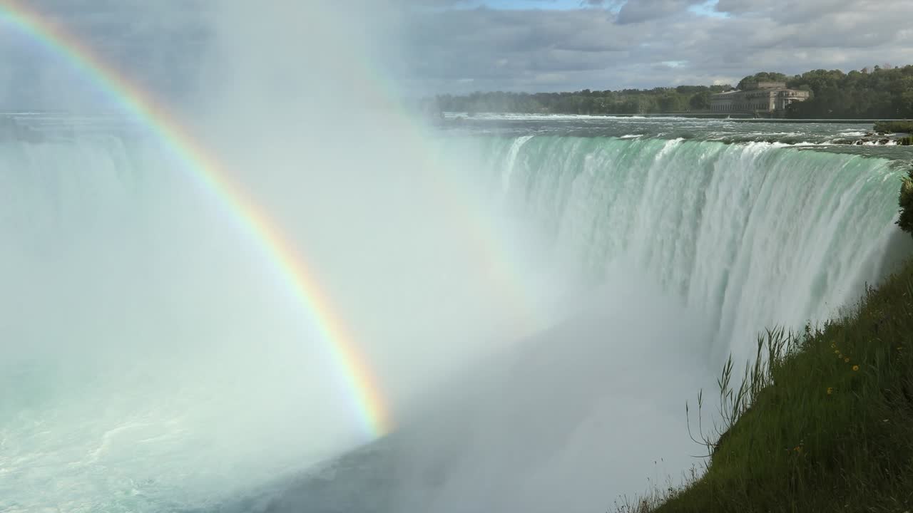 un arco iris se eleva sobre las cataratas del niágara ontario canadá