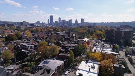 Una-Antena-Inclinada-Hacia-Adelante-Lenta-Durante-El-Día-Que-Establece-Una-Toma-Del-Vecindario-De-Manchester-En-Pittsburgh