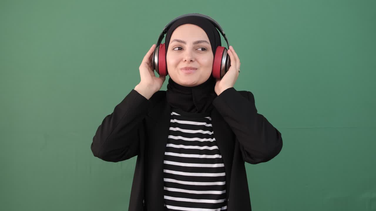 Ragazza islamica che ascolta musica
